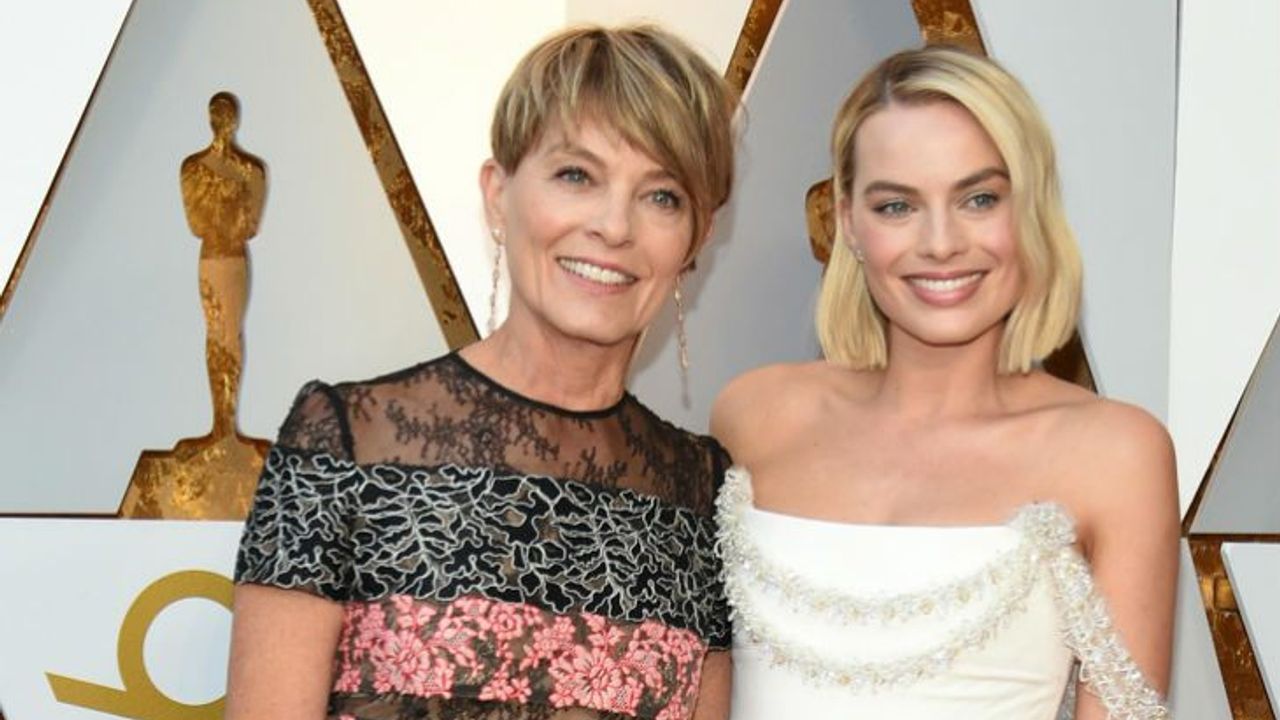 Margot Robbie With Mom At The Oscars 