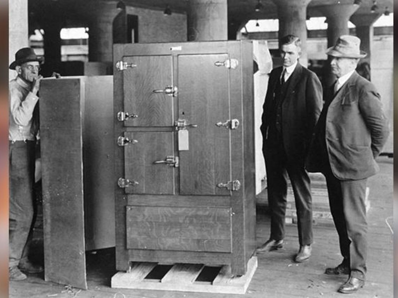 Когда изобрели 1 холодильник. Первый холодильник General Electric 1911.