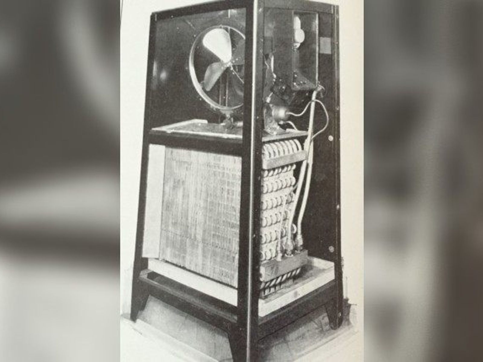 Первый бытовой групп. Первый кондиционер General Electric 1929. Кондиционер General Electric 1929 год. Первая сплит система в мире. Первый комнатный кондиционер выпущенный компанией General Electric.