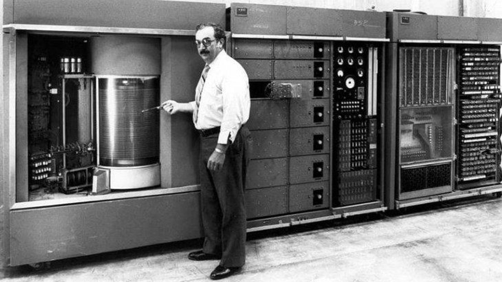 Выпущен первый в мире. IBM 305 Ramac. Жесткий диск IBM 350 Ramac. Жестким диском 305 Ramac. Жесткий диск IBM 1956.