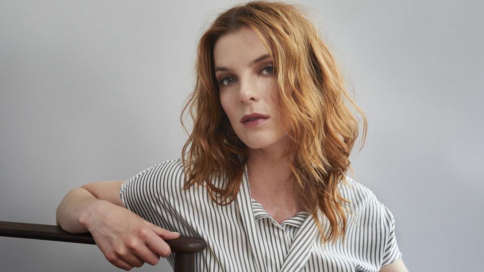 Betty Gilpin bio, husband, height, daughter, book, age, family 2024 ...